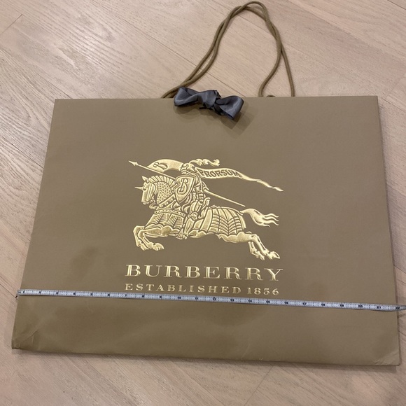 Authentic extra large Burberry paper bag - Picture 5 of 13